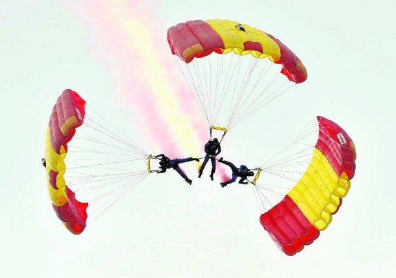 Un instante del acto conmemorativo del aniversario del primer salto de la Brigada. 