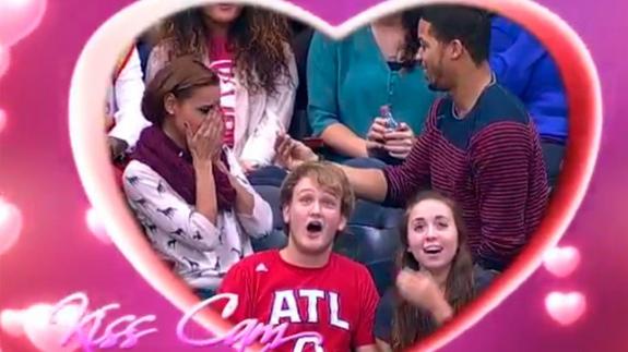 Un hombre pide matrimonio a su novia en una Kiss Cam y ocurre lo peor