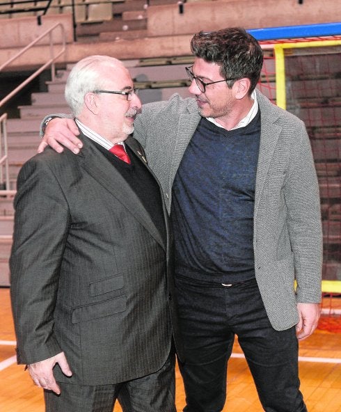 Gesto cariñoso entre Mendoza y Katsikaris, ayer, en el Palacio. 