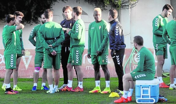 Los jugadores del Murcia, en un entrenamiento en Cobatillas. 