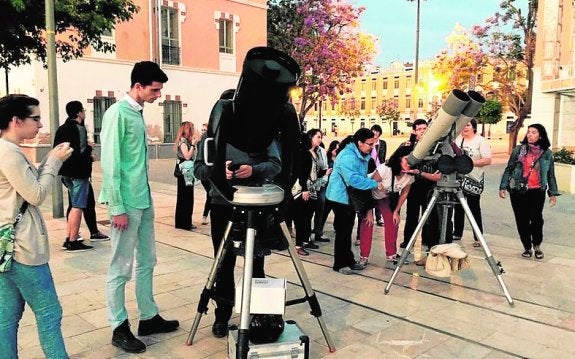 Taller de observación astronómica en el Cuartel de Artillería. 