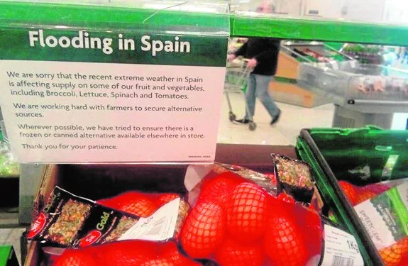 Una cadena de supermercados del Reino Unido ha tomado medidas para asegurar los productos a sus clientes. En algunos supermercados solo se permite comprar dos lechugas por cliente.