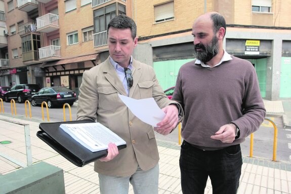 Cervantes, a la izquierda, y su abogado Francisco Mora, en la puerta del Palacio de Justicia.