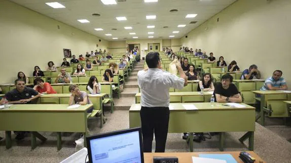 Un aula llena de opositores en la prueba convocada por Educación en junio de 2015.