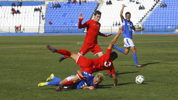 Un momento del partido disputado este domingo en Melilla.