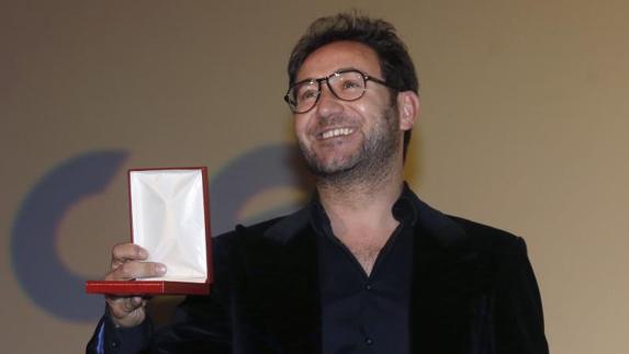 El actor Carlos Santos recibe el premio en la gala.