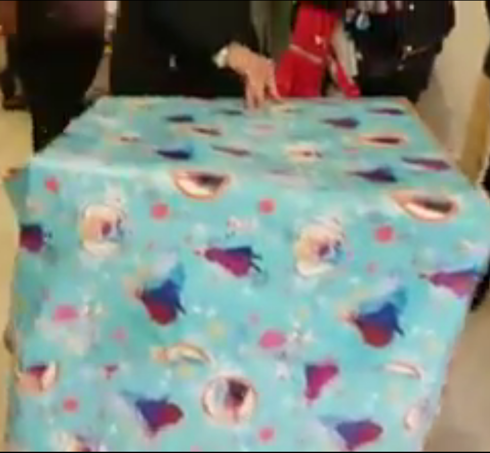 La reacción de la niña al abrir el regalo no tiene precio