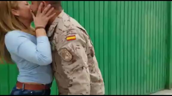 «Una sorpresita para mi princesa», el regalo de un soldado sevillano a su hija se hace viral