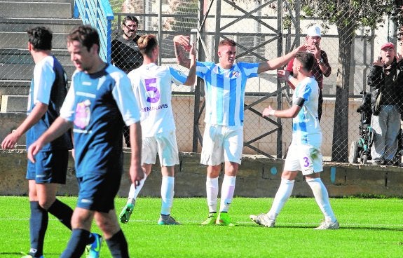 Jaime Moreno, en el centro de la imagen, celebrando un gol con el Atlético Malagueño. 