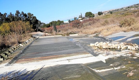 Los sillares desplazados, a la derecha de la imagen, siguen así desde las fuertes lluvias. 