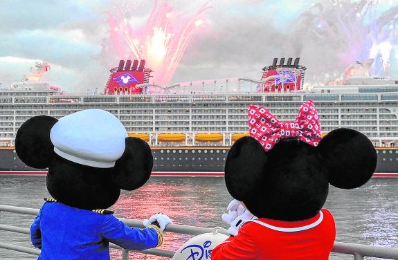 Mickey y Minnie, ante un crucero Disney, el único del mar con botes salvavidas amarillos. :: r. c.
