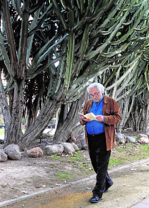 En Murcia. El filósofo y profesor Javier de Lucas, paseando por la ciudad en la que nació en 1952.