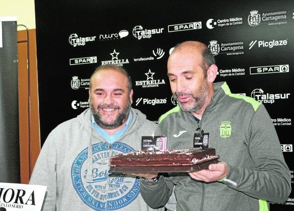 Sánchez Breis, junto al técnico, celebrando el primer año en el club.