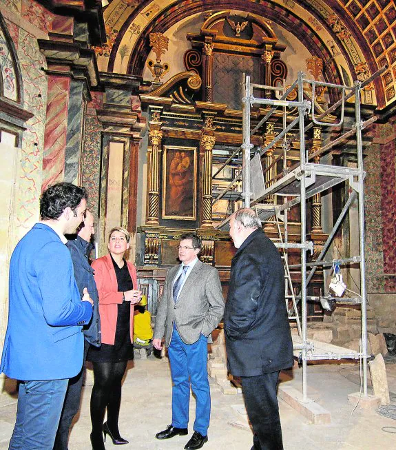 La consejera Noelia Arroyo (c) supervisa la recta final de los trabajos en la capilla del Alcázar de la Colegiata junto a Agustín Llamas, Ginés Méndez, Francisco Jódar y Nicolás Poyato.