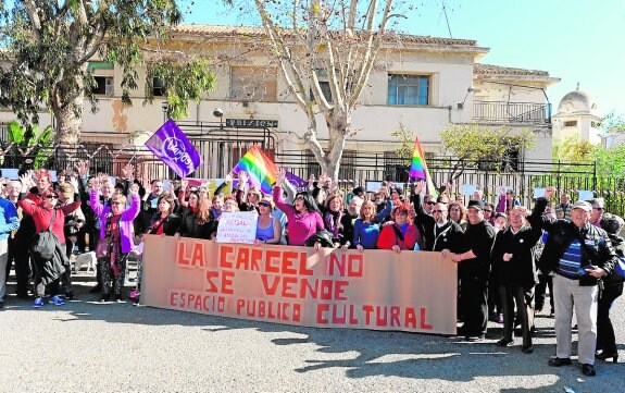 Manifestantes, ayer a las puertas de la antigua cárcel de San Antón.