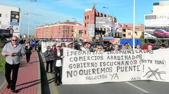 Pancartas que exhibían los vecinos de varias pedanías afectadas por el trazado del AVE en contra del puente de Tiñosa. 