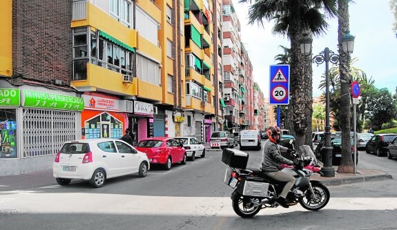 Un vecino circula con su moto, ayer, por la calle Jesuita Hernández, que se recomienda peatonalizar.