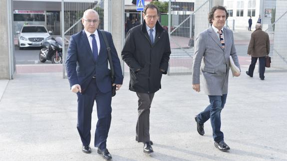 Cámara, flanqueado por sus abogados, a su llegada hoy a la Ciudad de la Justicia.