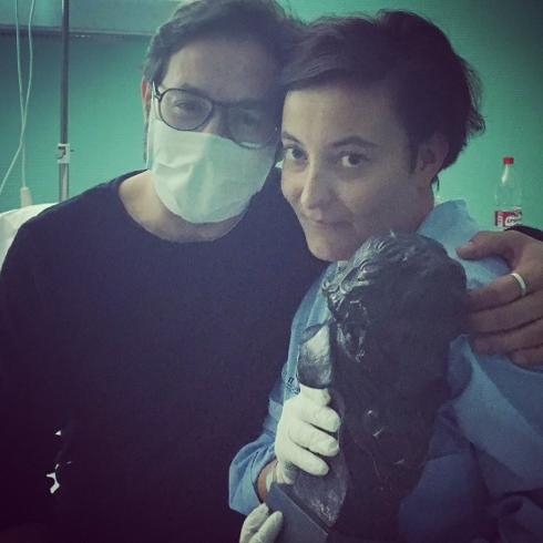 El actor junto a su hermana en el hospital.