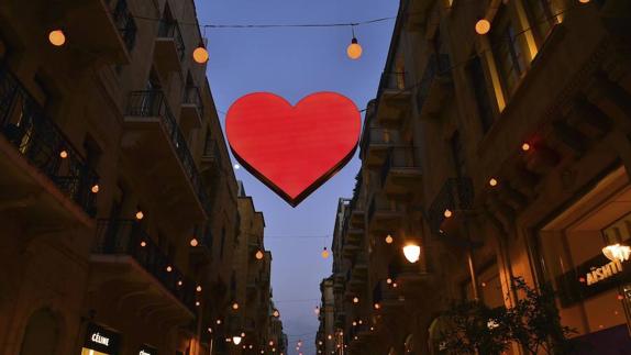 Luces decorativas por San Valentín en una ciudad alemana. 