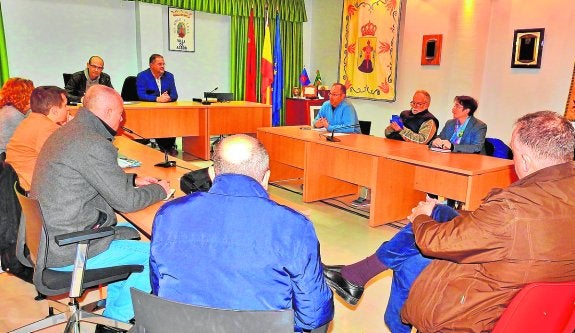 Representantes de X-Elio y de los ayuntamientos de Aledo, Totana y la plataforma ciudadana, en Aledo.