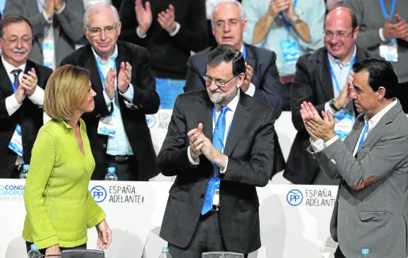 Pedro Antonio Sánchez, a la derecha, justo detrás de Martínez-Maillo, Rajoy y Cospedal, en la clausura del congreso, ayer.