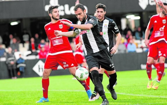 Gonzalo Verdú remata en una jugada del segundo tiempo.