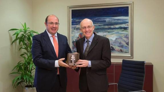 El presidente de la Comunidad, Pedro Antonio Sánchez, recibe al embajador de Canadá, Matthew Levin. 