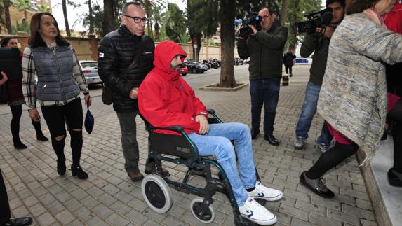 Andrés Martínez, en la mañana de este lunes, a su llegada al Instituto de Medicina Legal de Murcia.
