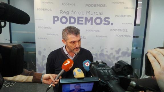 Urralburu durante las declaraciones a la prensa