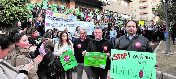 Los manifestantes contrarios a las oposiciones, ayer, a las puertas de la Consejería de Educación. :: 