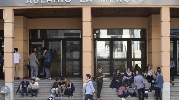 Alumnos en la Facultad de Letras de la Universidad de Murcia