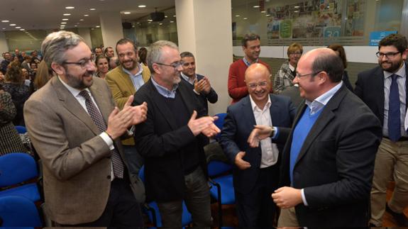 Sánchez es aplaudido por compañeros de partido a su llegada a la reunión de la junta directiva.