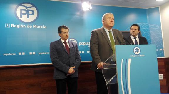 Francisco Bernabé en la rueda de prensa  acompañado por los alcaldes de Lorca y Alcantarilla.