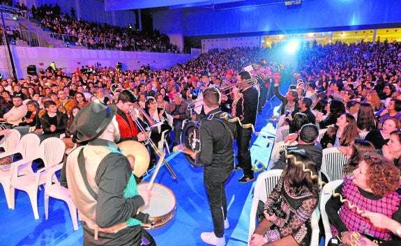 Una charanga anima el ambiente con su música al comienzo de la gala del Cambio de Poderes, anoche.