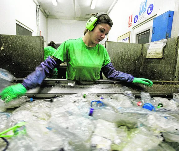 «Conseguimos hacer hilo de las botellas de plástico que la gente tira al mar»