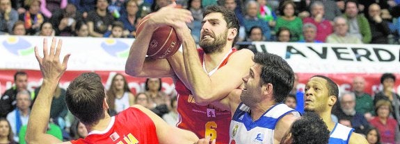 Antelo pugna con Felipe Reyes en el UCAM-Real Madrid del pasado día 5. 