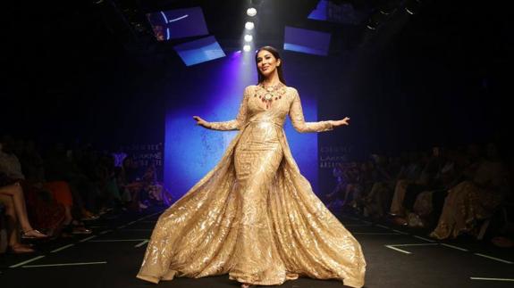 Modelo desfilando en la presentación de la diseñadora Abha Choudhary.