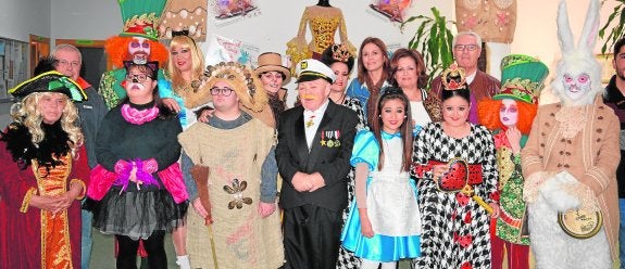 Los usuarios del centro Urci, ayer, acompañados por los personajes de este año, junto a la alcaldesa y el edil de Carnaval.