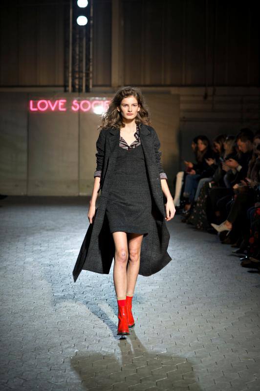 Model desfilando en la pasarela de Ganni en Copenhage.