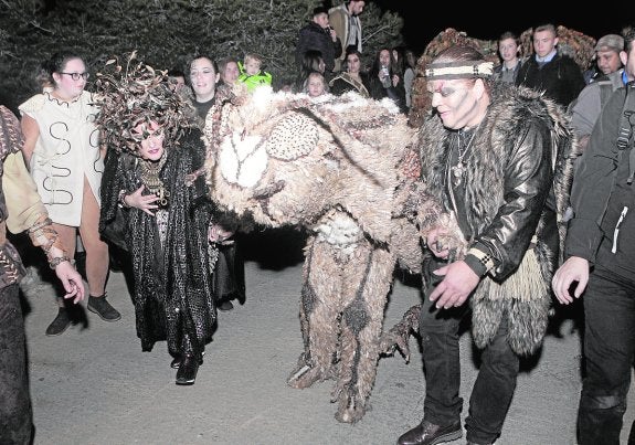 La Mussona, rodeada de su séquito, a la salida anoche del castillo de Águilas.