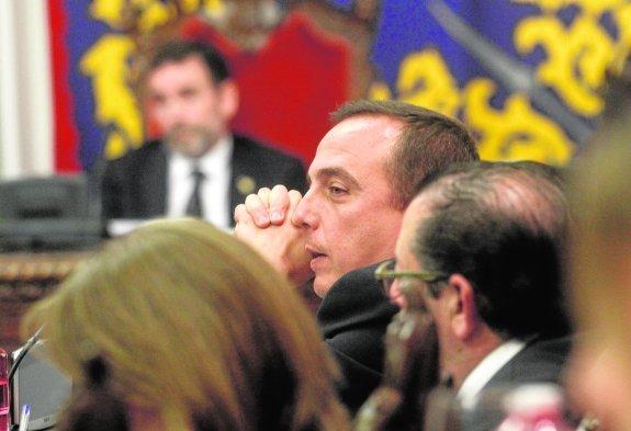 El portavoz del PP, Francisco Espejo, ayer durante el Pleno sobre el Hotel Peninsular. Al fondo, el alcalde, José López.