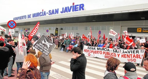 La entrada a la terminal congregó ayer a trabajadores y vecinos en protesta contra el posible cierre del aeropuerto.