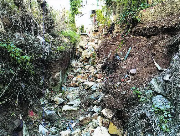 Desolador estado del cauce de la Acequia de Alfatego, dependiente de la Acequia Mayor Aljufía, cubierta de escombros tras un derrumbe.