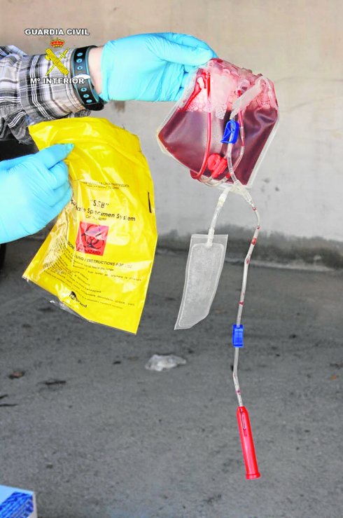 Bolsas de sangre intervenidas en su día por la Benemérita.