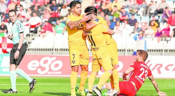 Los jugadores del UCAM celebran el gol de Iban Salvador.