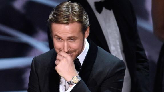 Ryan Gosling no puede aguantarse la risa en los Oscar 2017.