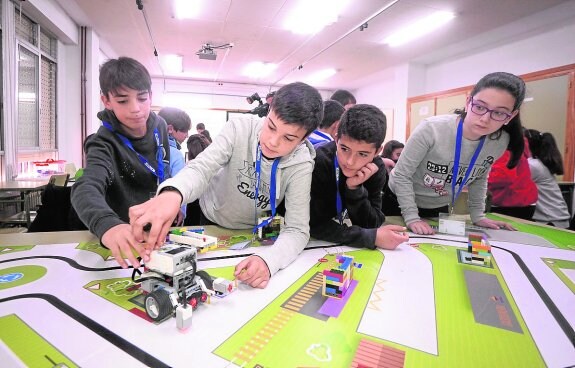 Alumnos del instituto Ramón y Cajal, ayer, realizan un taller de altas capacidades.