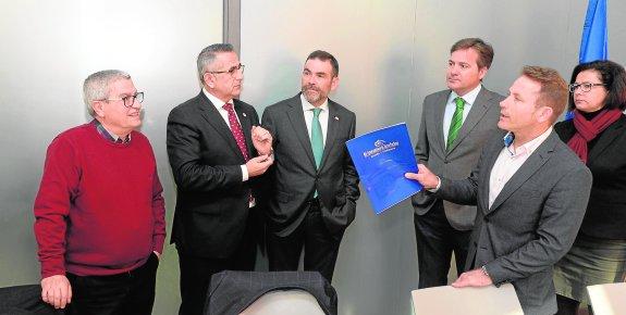 Ramón Luis García, Pedro López, José López, Antonio Jesús García, Antonio León y Rosalía Rosique, al comienzo de la reunión.