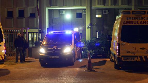 Efectivos policiales y equipos sanitarios en la puerta del CIE, el pasado mes de noviembre, tras una fuga.